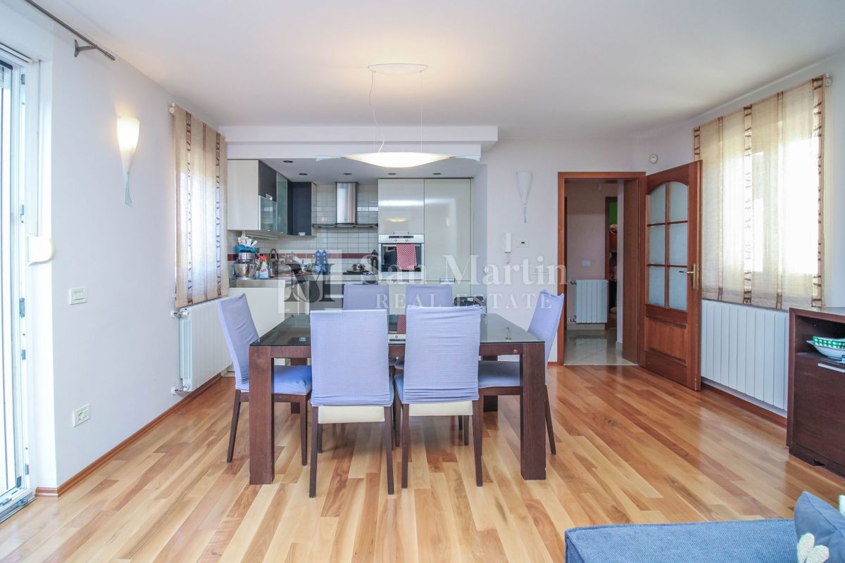 PARENZO, Appartamento con 2 Camere da Letto Vicino al Mare