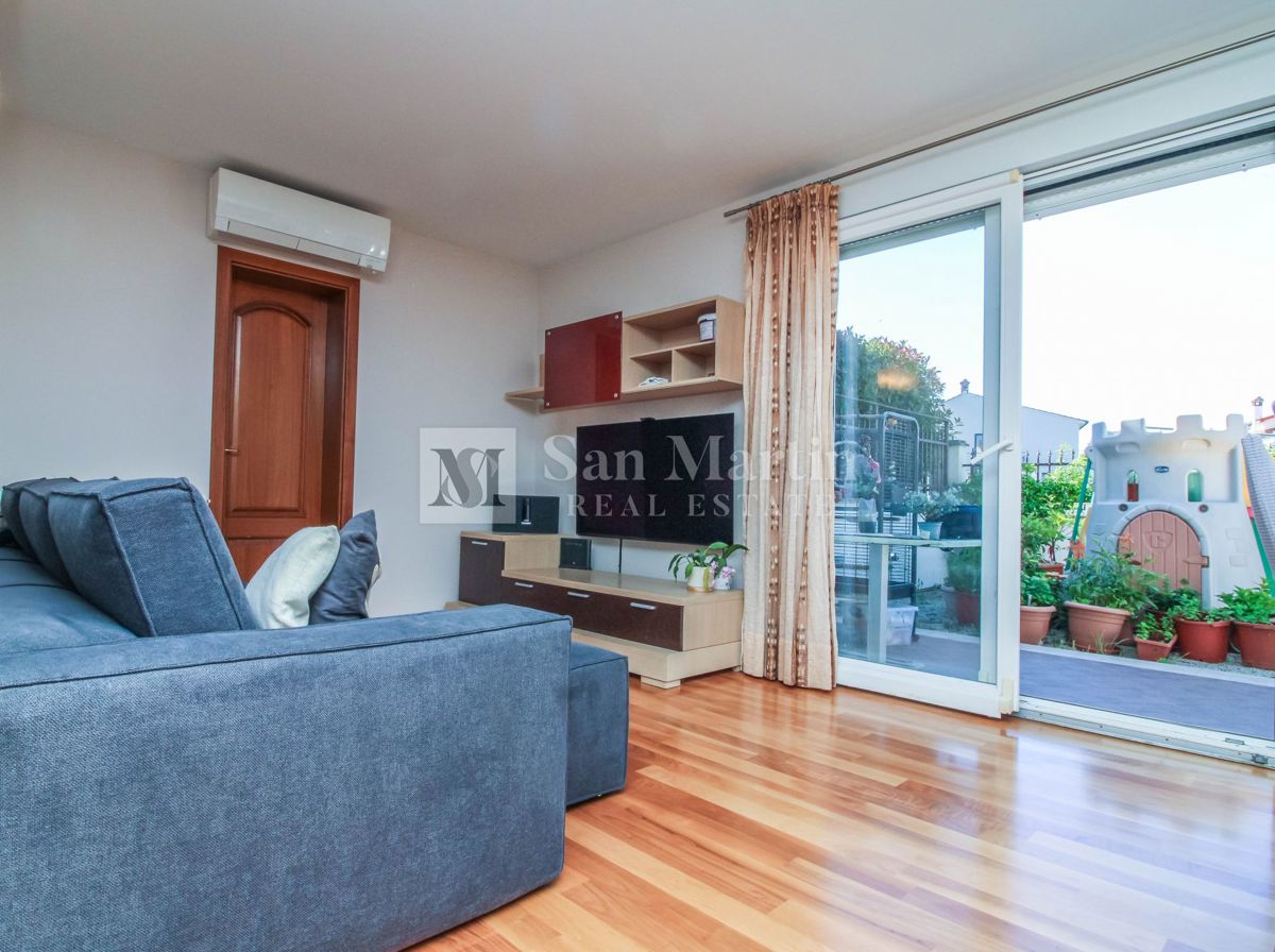 PARENZO, Appartamento con 2 Camere da Letto Vicino al Mare