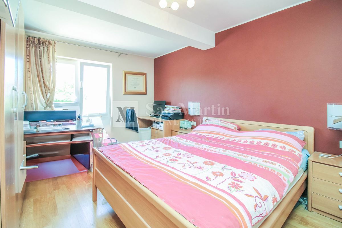 PARENZO, Appartamento con 2 Camere da Letto Vicino al Mare