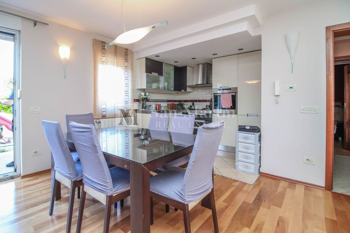 PARENZO, Appartamento con 2 Camere da Letto Vicino al Mare