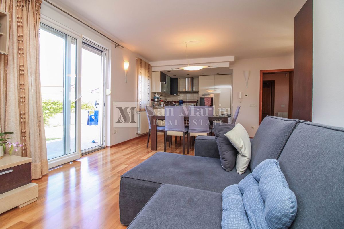 PARENZO, Appartamento con 2 Camere da Letto Vicino al Mare