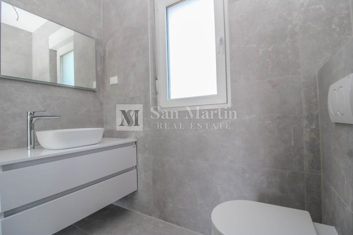 Parenzo, dintorni - appartamento al 2° piano di un edificio con ascensore