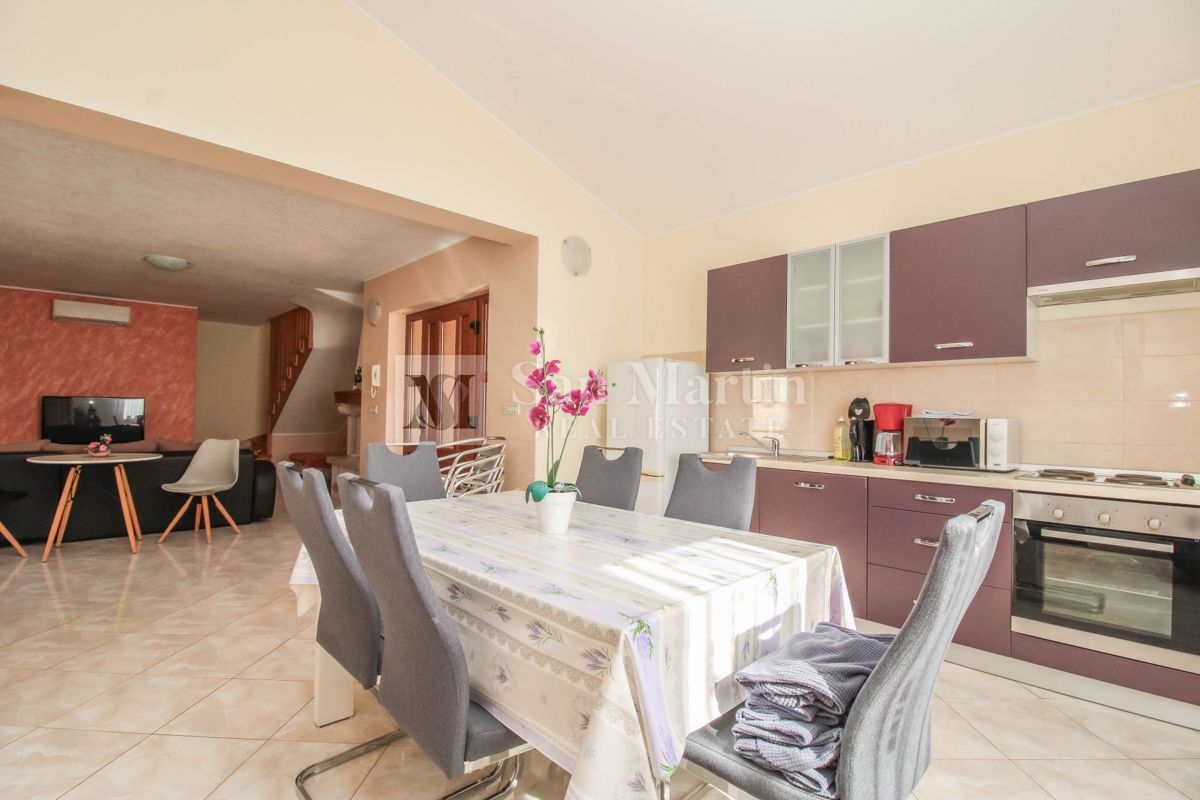 Parenzo, dintorni – casa con piscina in una zona tranquilla