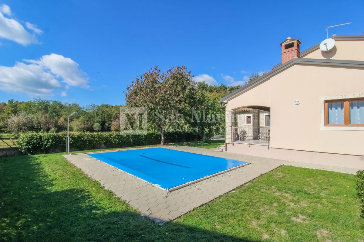 Parenzo, dintorni – casa con piscina in una zona tranquilla