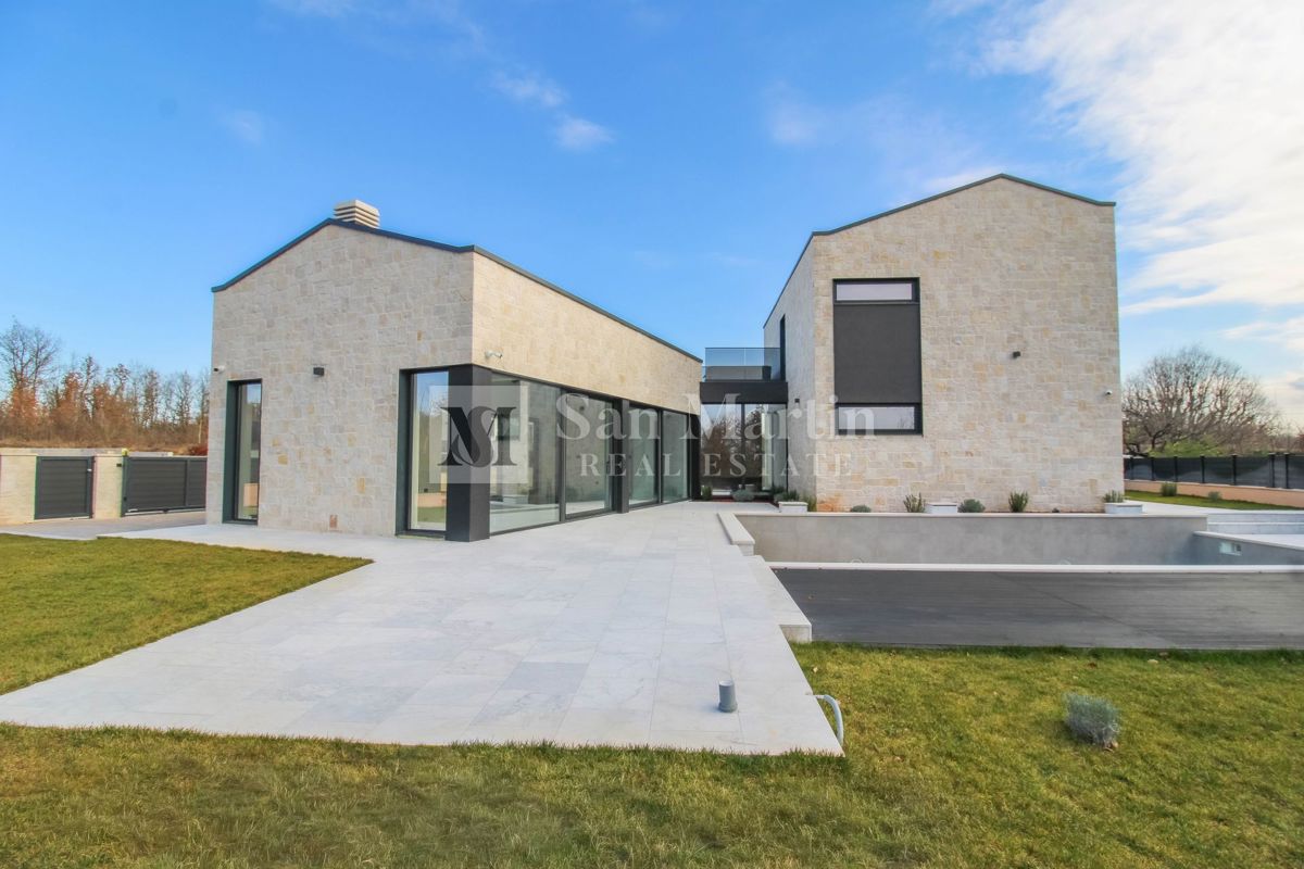 Parenzo, bellissima villa con piscina in un tranquillo villaggio