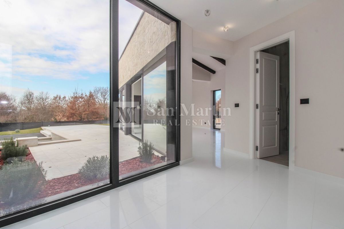 Parenzo, bellissima villa con piscina in un tranquillo villaggio