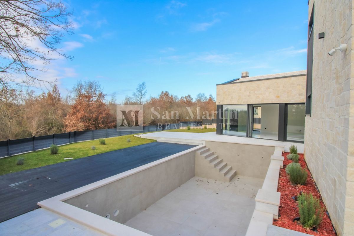 Parenzo, bellissima villa con piscina in un tranquillo villaggio