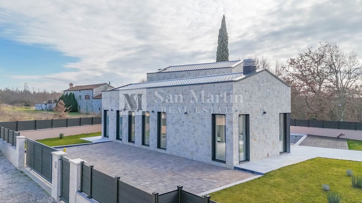 Parenzo, bellissima villa con piscina in un tranquillo villaggio