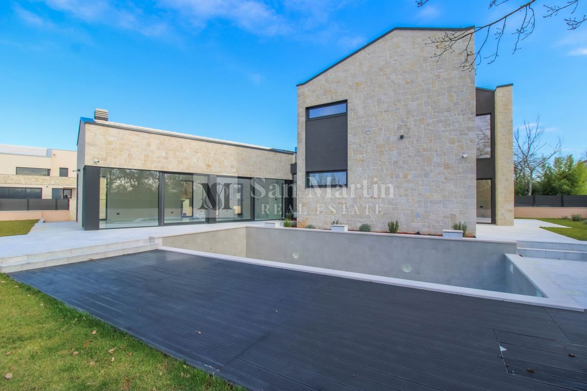 Parenzo, bellissima villa con piscina in un tranquillo villaggio