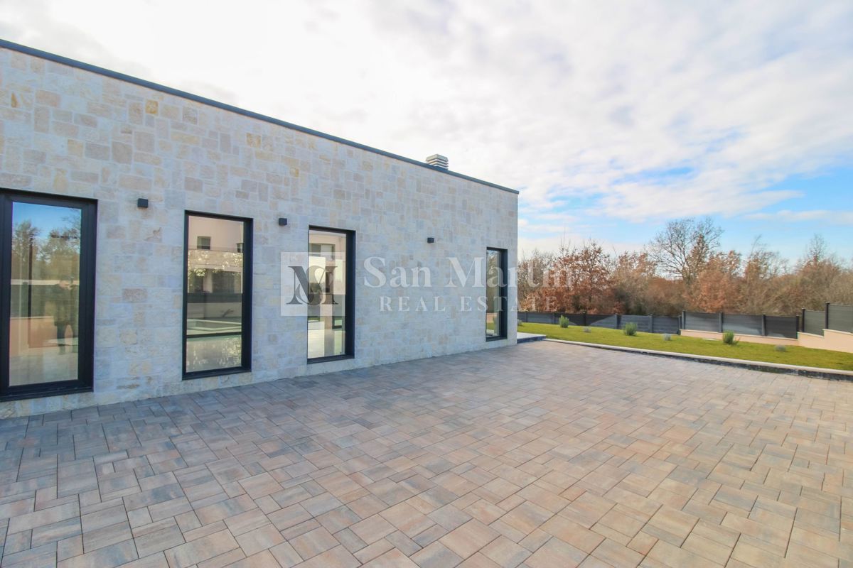 Parenzo, bellissima villa con piscina in un tranquillo villaggio