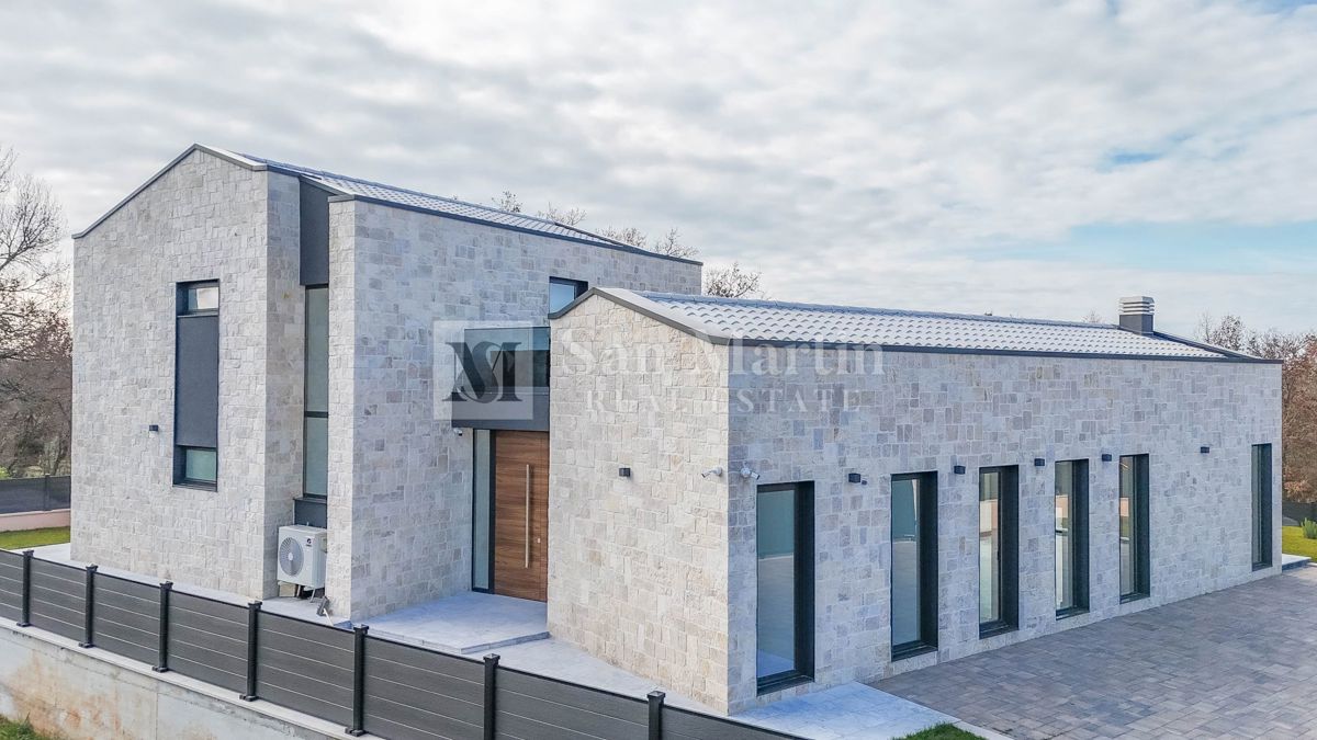 Parenzo, bellissima villa con piscina in un tranquillo villaggio