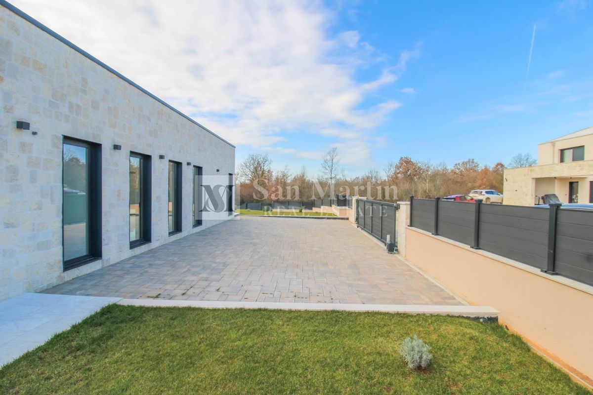 Parenzo, bellissima villa con piscina in un tranquillo villaggio