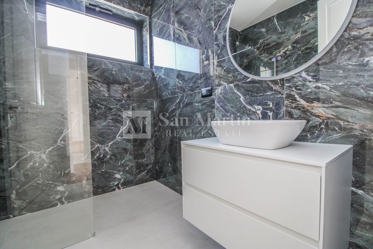 Parenzo, bellissima villa con piscina in un tranquillo villaggio