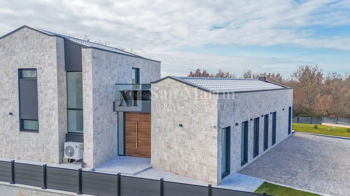 Parenzo, bellissima villa con piscina in un tranquillo villaggio
