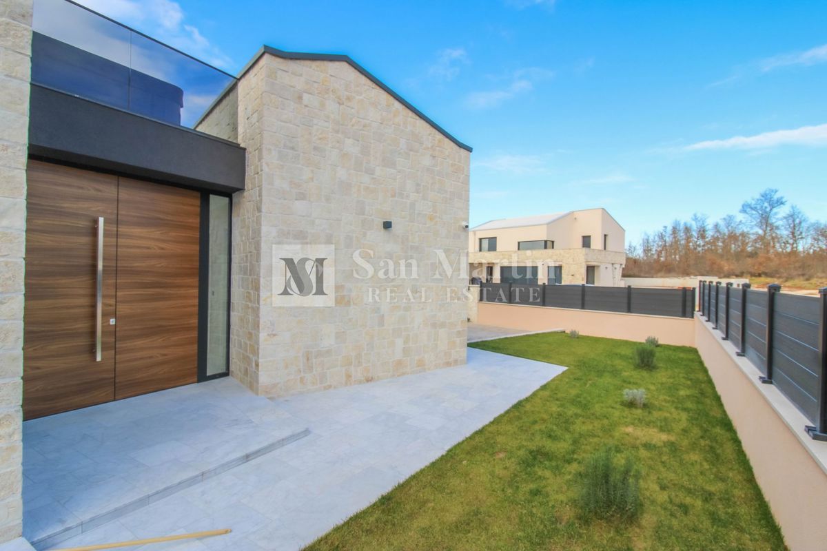 Parenzo, bellissima villa con piscina in un tranquillo villaggio