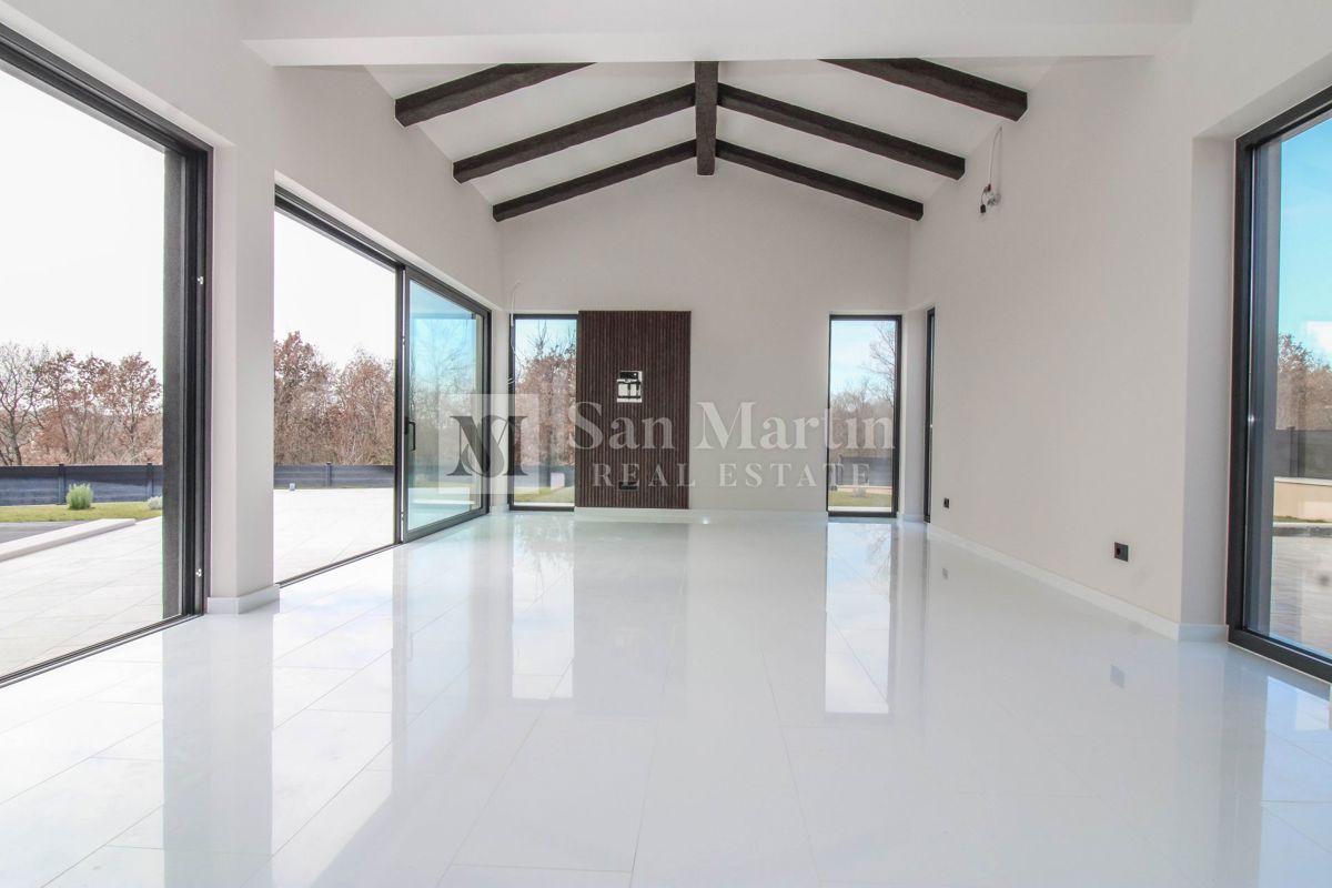 Parenzo, bellissima villa con piscina in un tranquillo villaggio