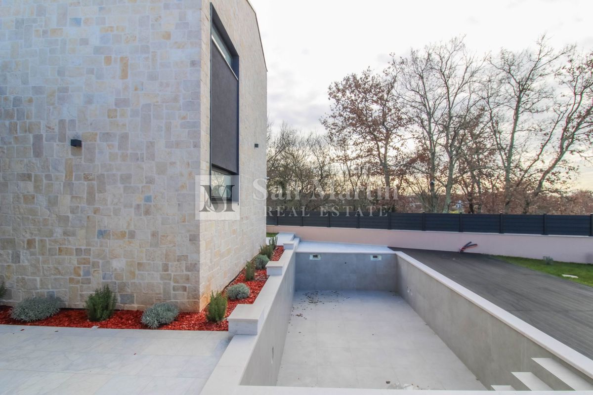 Parenzo, bellissima villa con piscina in un tranquillo villaggio