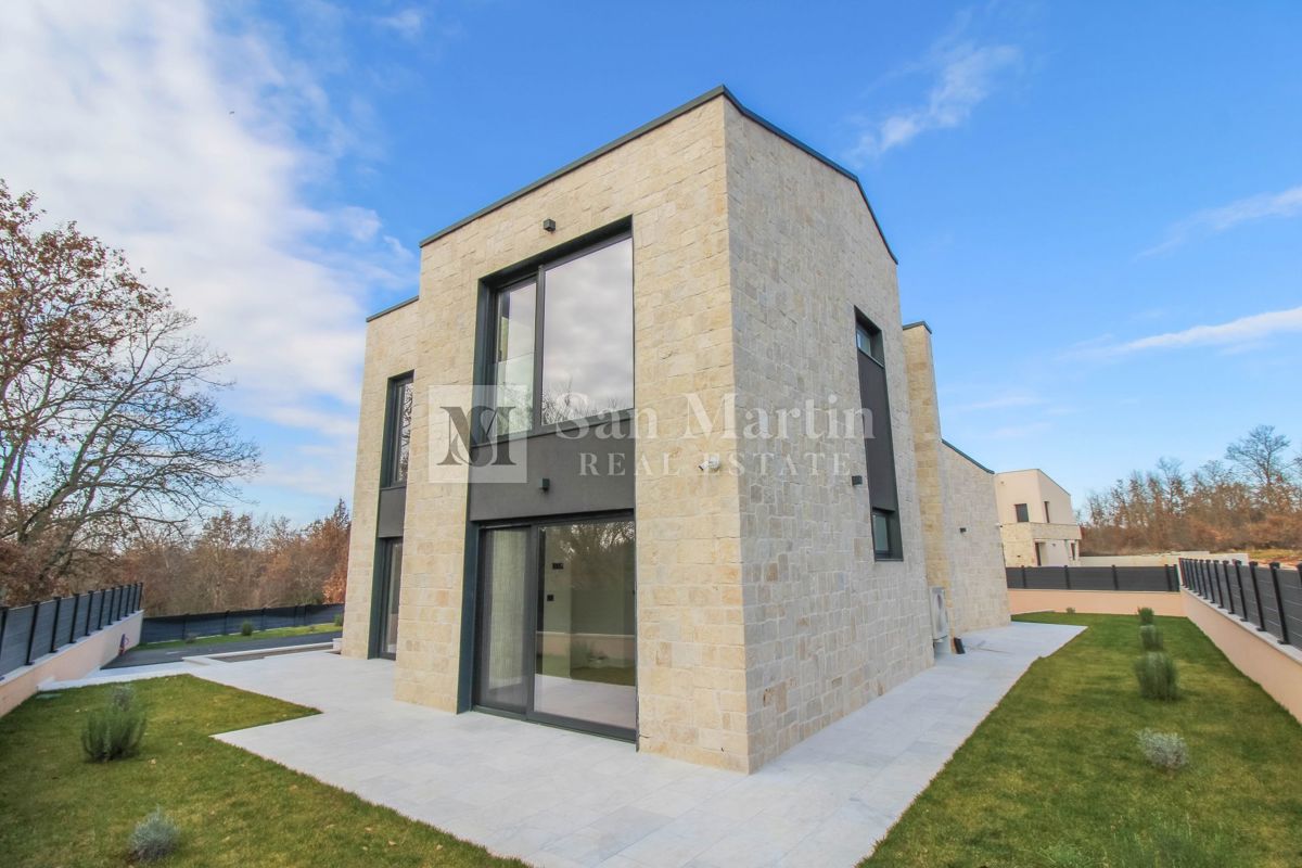 Parenzo, bellissima villa con piscina in un tranquillo villaggio