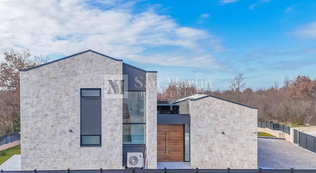 Parenzo, bellissima villa con piscina in un tranquillo villaggio