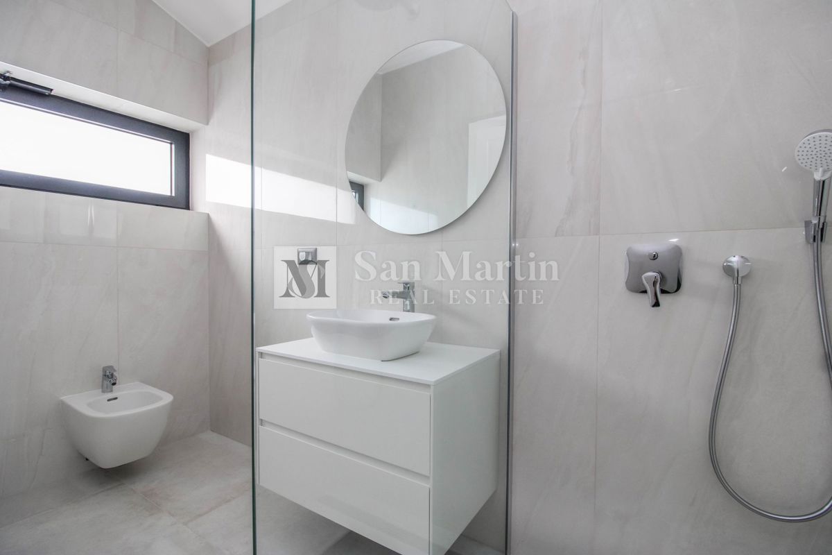 Parenzo, bellissima villa con piscina in un tranquillo villaggio