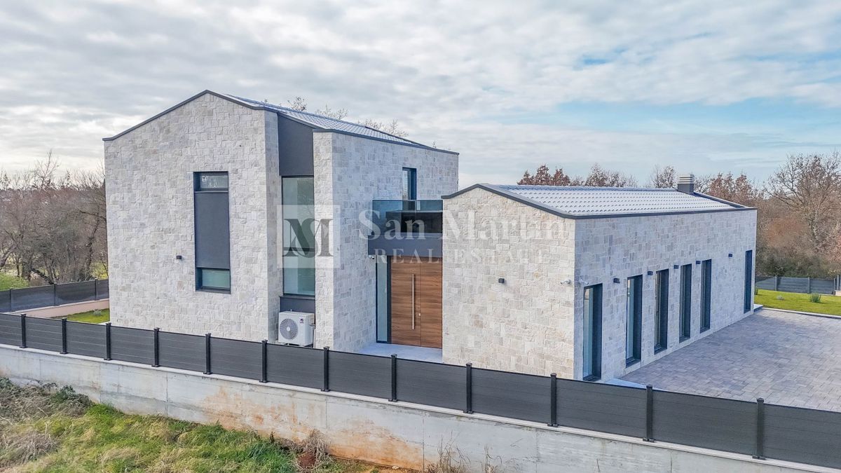 Parenzo, bellissima villa con piscina in un tranquillo villaggio