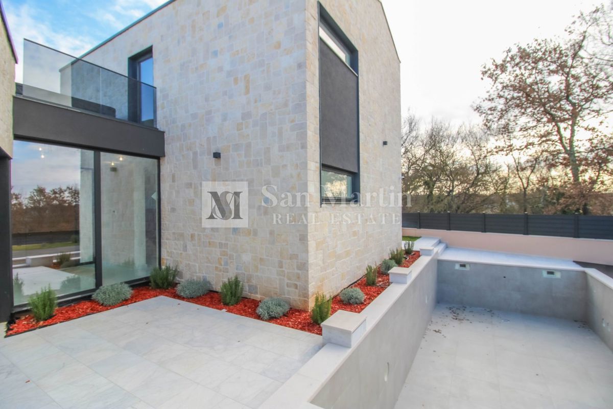 Parenzo, bellissima villa con piscina in un tranquillo villaggio