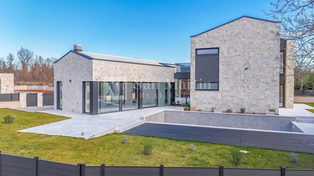 Parenzo, bellissima villa con piscina in un tranquillo villaggio