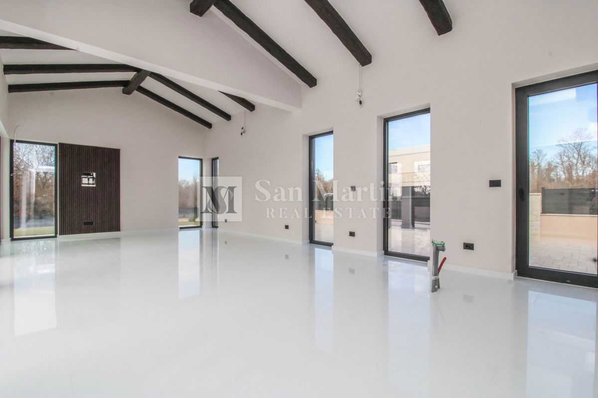 Parenzo, bellissima villa con piscina in un tranquillo villaggio