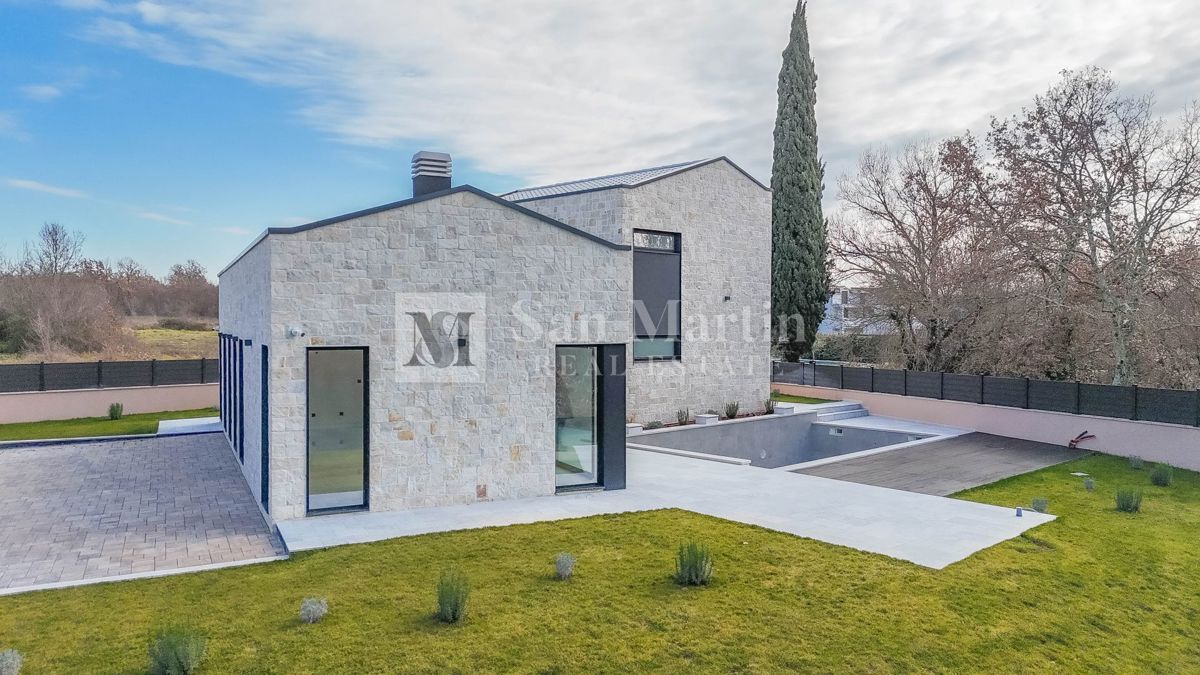 Parenzo, bellissima villa con piscina in un tranquillo villaggio