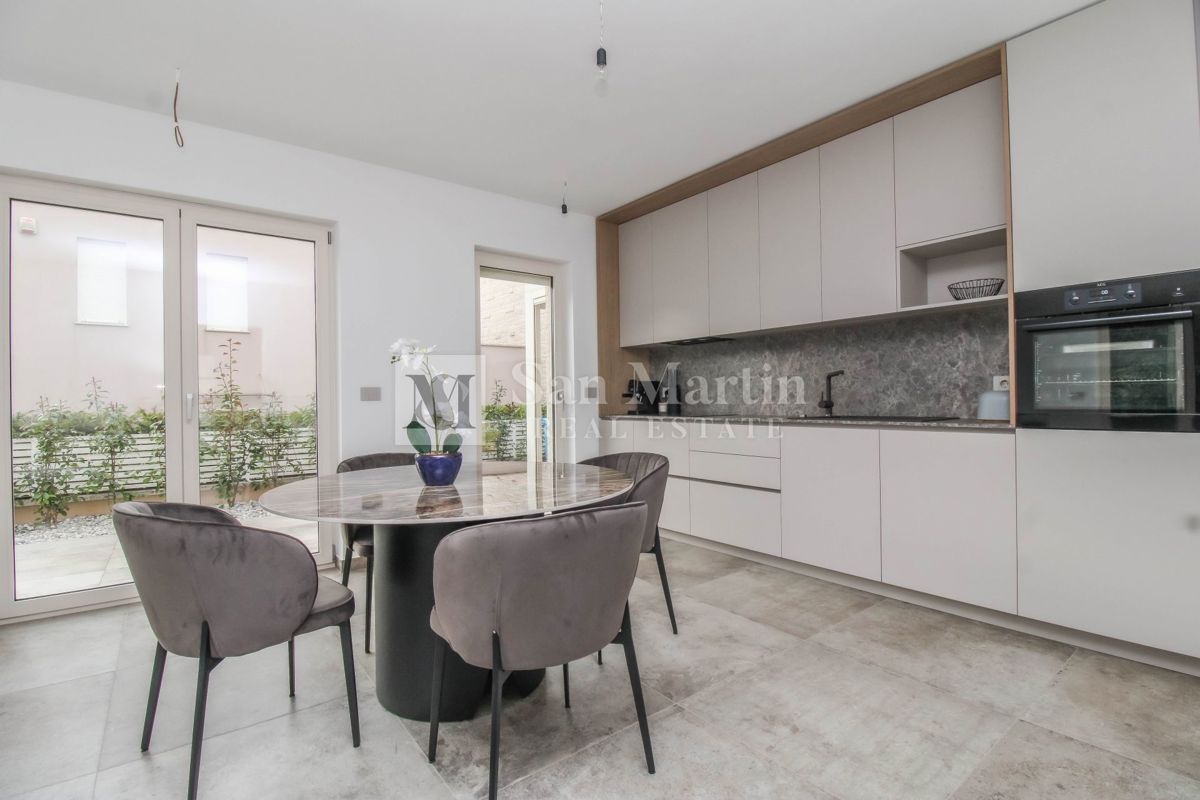 Parenzo, dintorni – Casa nuova a 450 m dal mare!!!