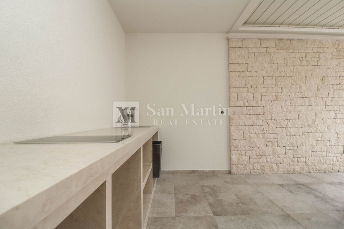 Parenzo, dintorni – Casa nuova a 450 m dal mare!!!