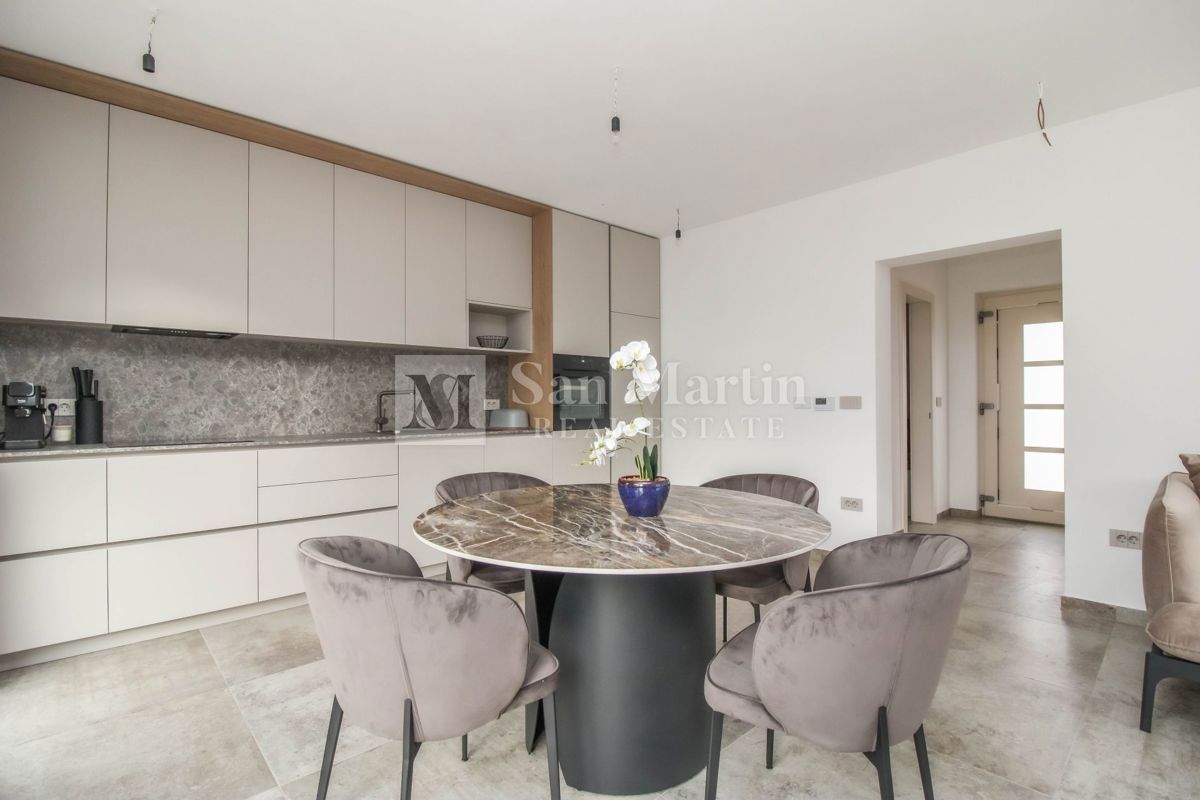 Parenzo, dintorni – Casa nuova a 450 m dal mare!!!