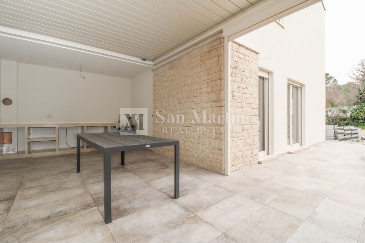 Parenzo, dintorni – Casa nuova a 450 m dal mare!!!