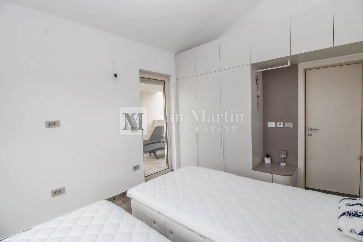 Parenzo, dintorni – Casa nuova a 450 m dal mare!!!