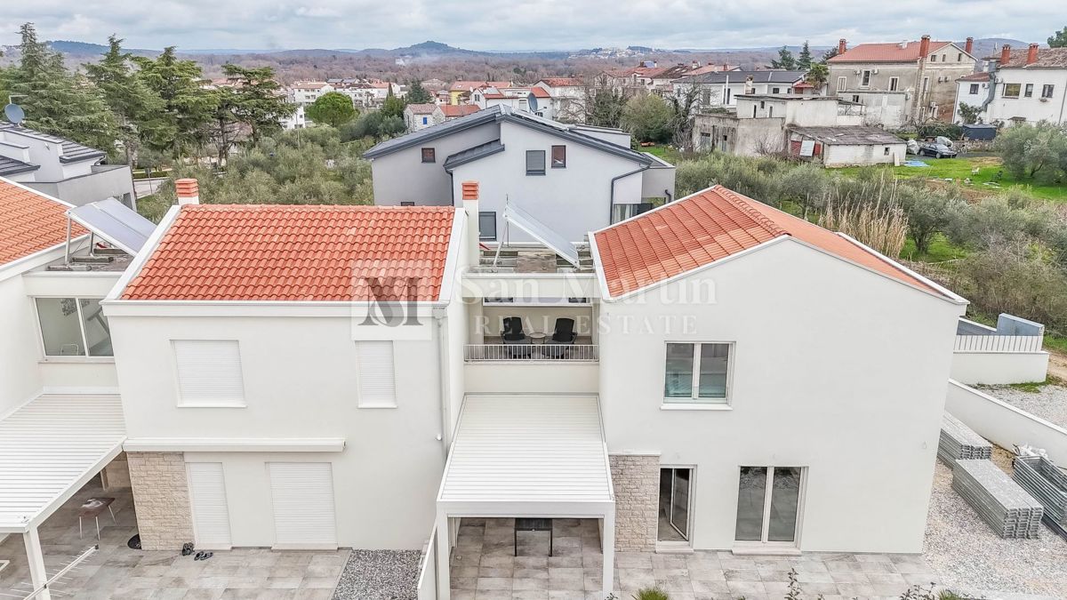 Parenzo, dintorni – Casa nuova a 450 m dal mare!!!