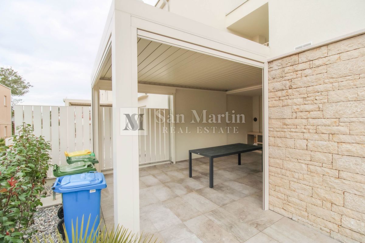 Parenzo, dintorni – Casa nuova a 450 m dal mare!!!