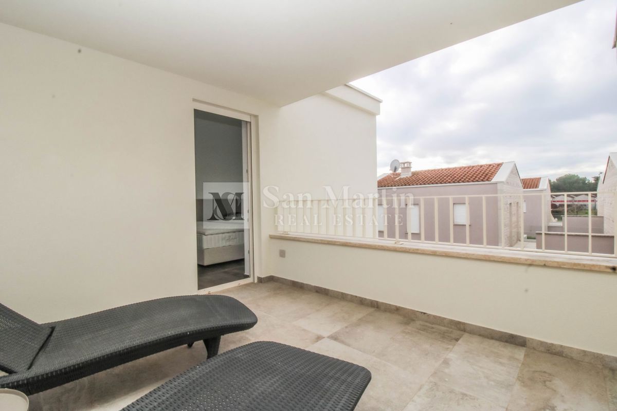 Parenzo, dintorni – Casa nuova a 450 m dal mare!!!