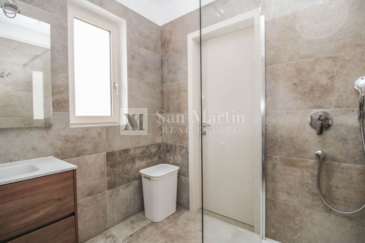 Parenzo, dintorni – Casa nuova a 450 m dal mare!!!