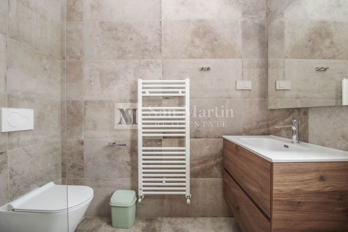 Parenzo, dintorni – Casa nuova a 450 m dal mare!!!