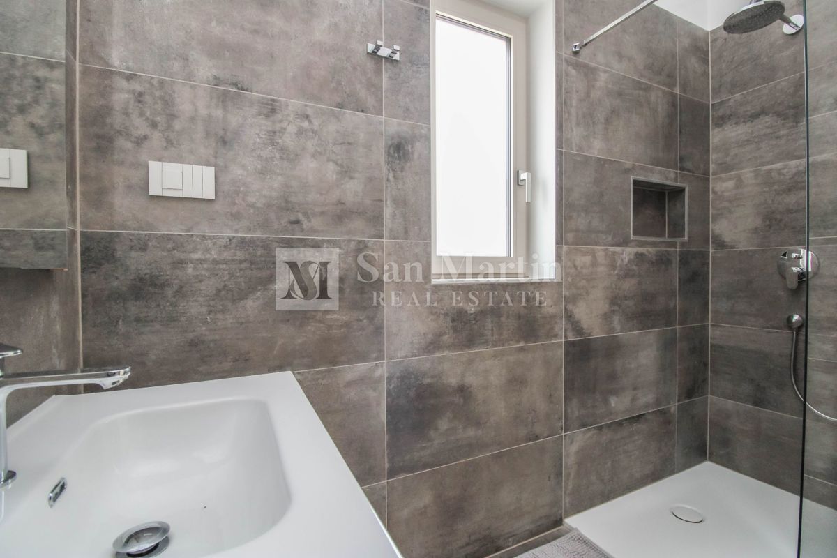 Parenzo, dintorni – Casa nuova a 450 m dal mare!!!