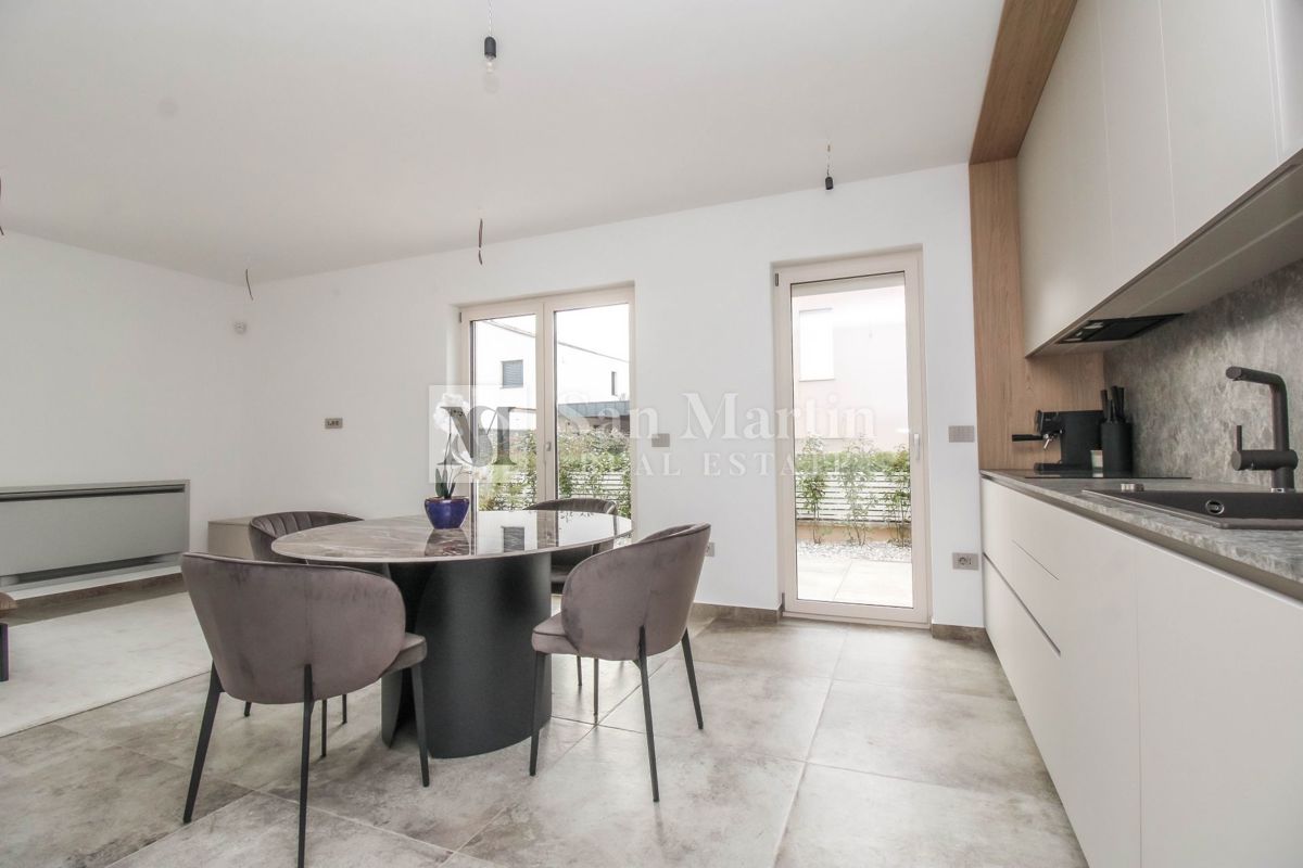 Parenzo, dintorni – Casa nuova a 450 m dal mare!!!