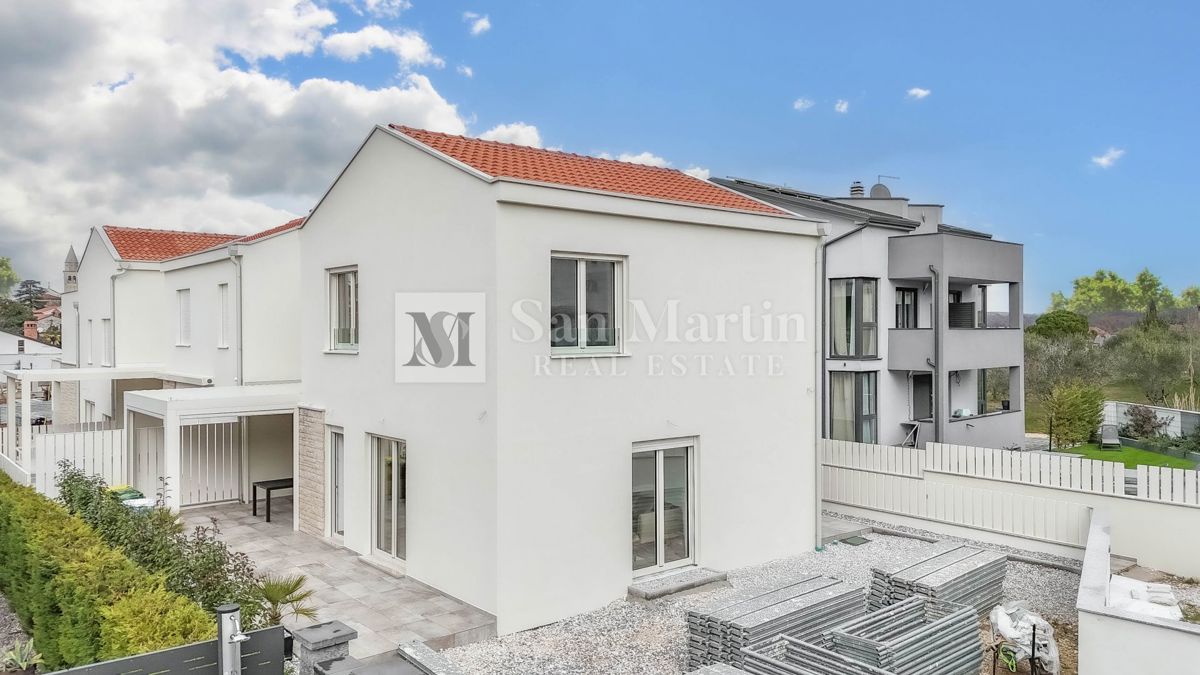 Parenzo, dintorni – Casa nuova a 450 m dal mare!!!