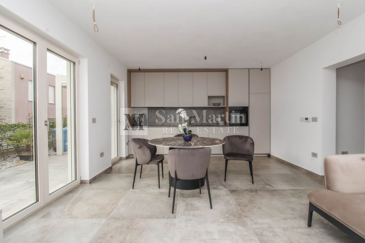 Parenzo, dintorni – Casa nuova a 450 m dal mare!!!