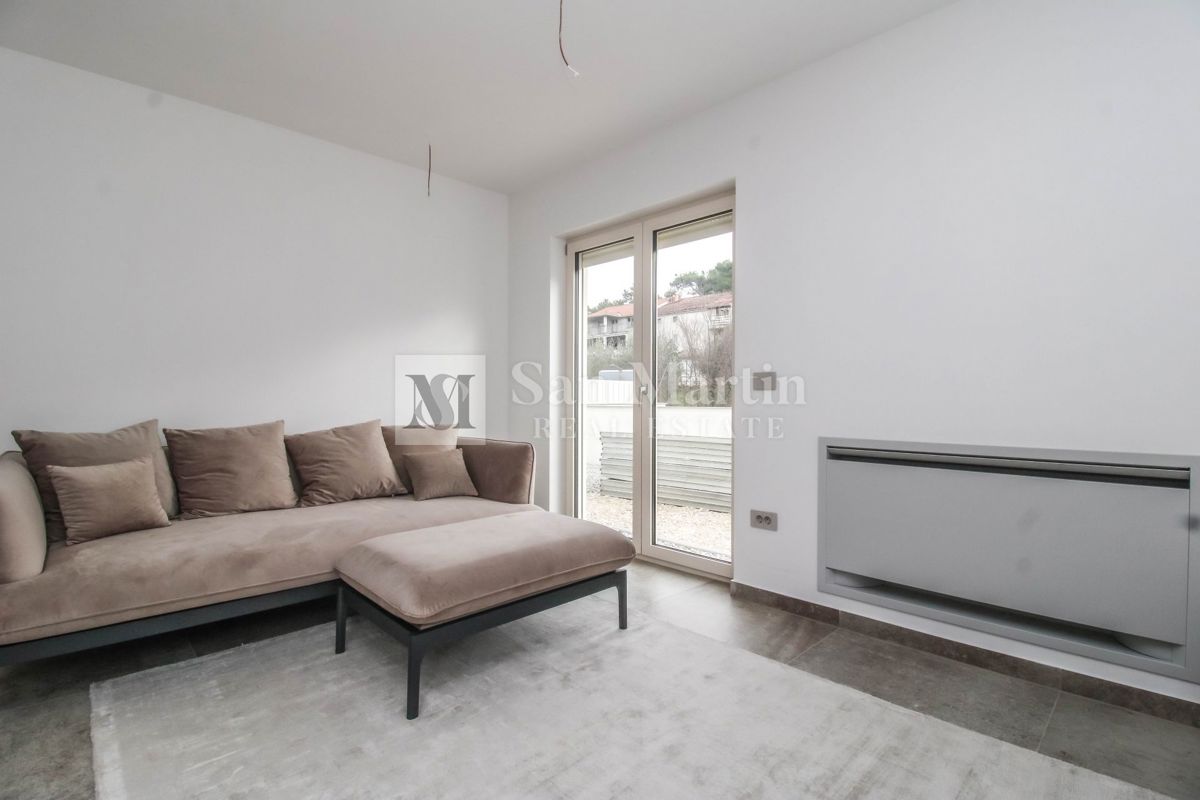 Parenzo, dintorni – Casa nuova a 450 m dal mare!!!