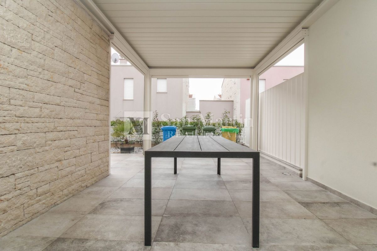 Parenzo, dintorni – Casa nuova a 450 m dal mare!!!