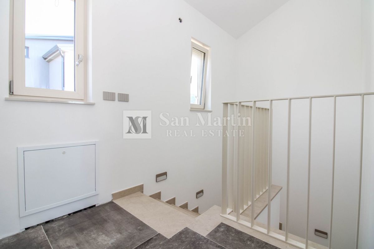 Parenzo, dintorni – Casa nuova a 450 m dal mare!!!