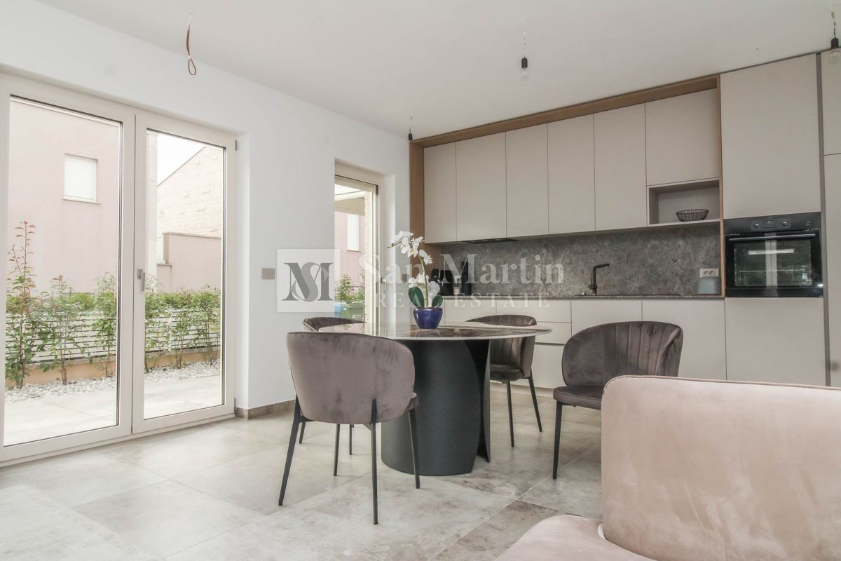 Parenzo, dintorni – Casa nuova a 450 m dal mare!!!