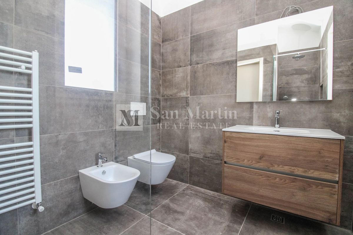 Parenzo, dintorni – Casa nuova a 450 m dal mare!!!