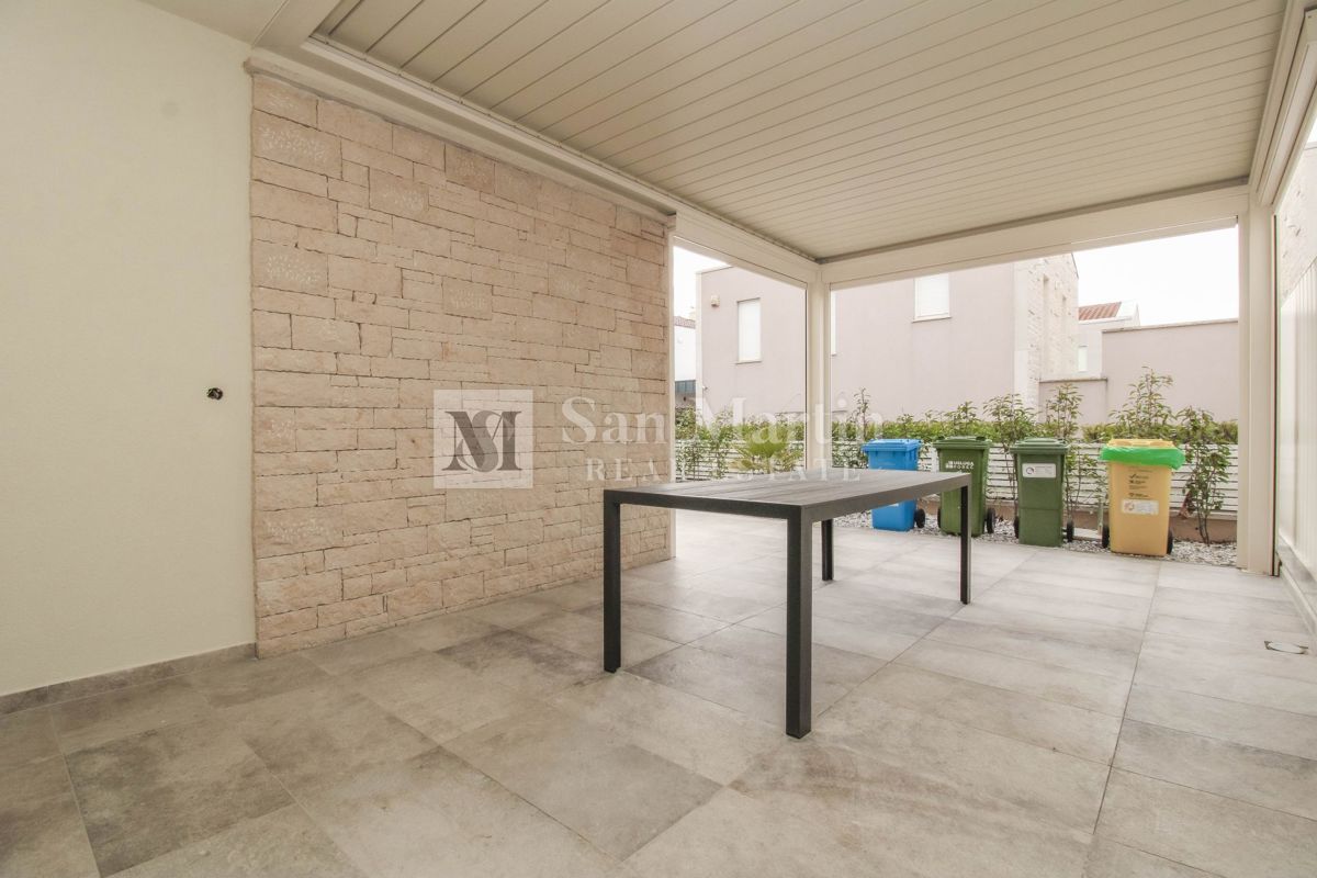 Parenzo, dintorni – Casa nuova a 450 m dal mare!!!