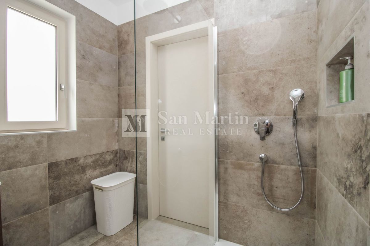 Parenzo, dintorni – Casa nuova a 450 m dal mare!!!